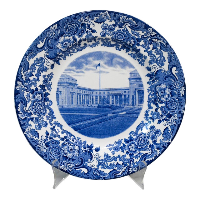 1930s Massachusetts Institute of Technology Lowell Court Blue White Wedgwood Transfer Ware Dinner Plate For Sale