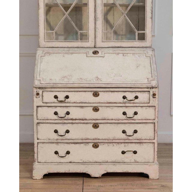 European two-part vitrine cabinet with fine carvings, circa 1790 For Sale - Image 15 of 17