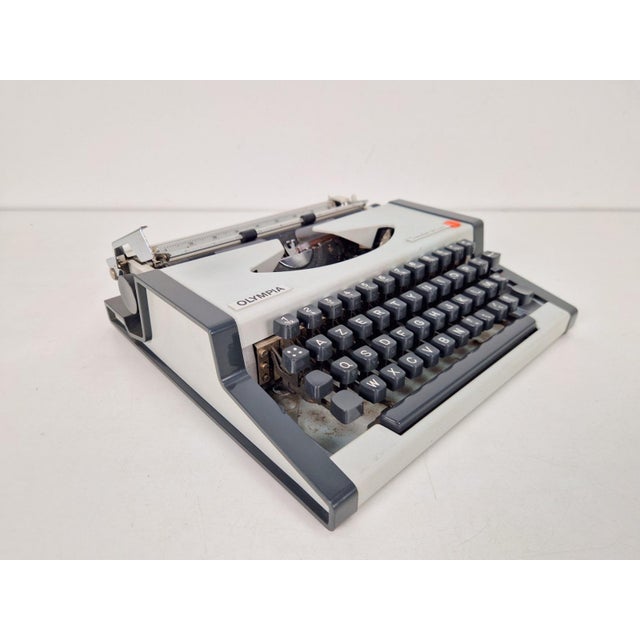 Vintage Traveller De Luxe Typewriter with Case from Olympia, 1970s For Sale - Image 10 of 10