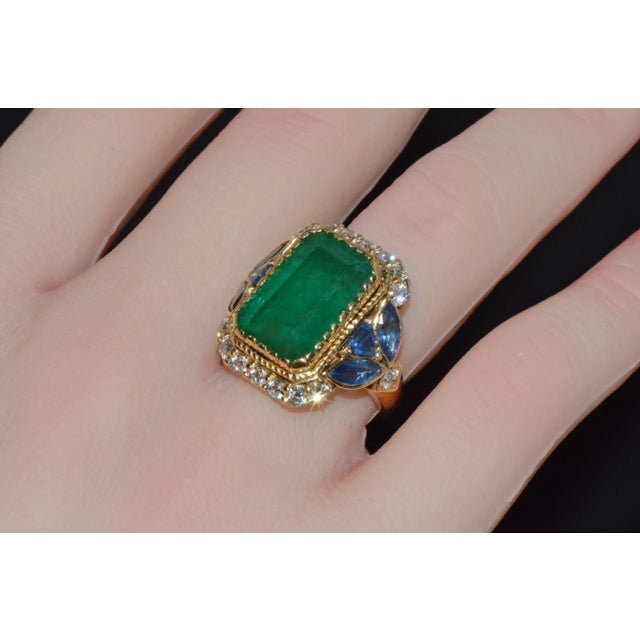 Art Deco Gia Certified Natural 12.80cts Emerald Sapphire Diamond 18k Solid Gold Cocktail Ring, Size 6 For Sale - Image 3 of 13