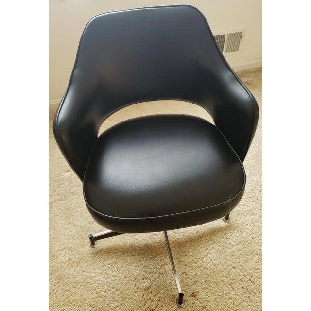 Mid Century Black Overman Swivel Chair. Chair is In excellent condition. Excellent office chair for your vintage desk or...