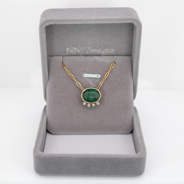 Modern 4.9ct Emerald and Diamond Pendant Necklace: Solid 14k Gold With Attached Chain For Sale - Image 3 of 9