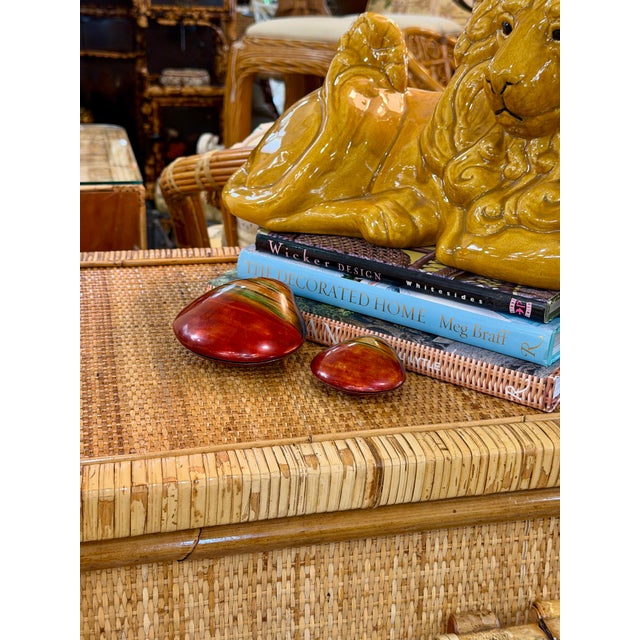 Pair of Vintage Asian Lacquered Clam Shell Trinket Boxes For Sale - Image 10 of 10