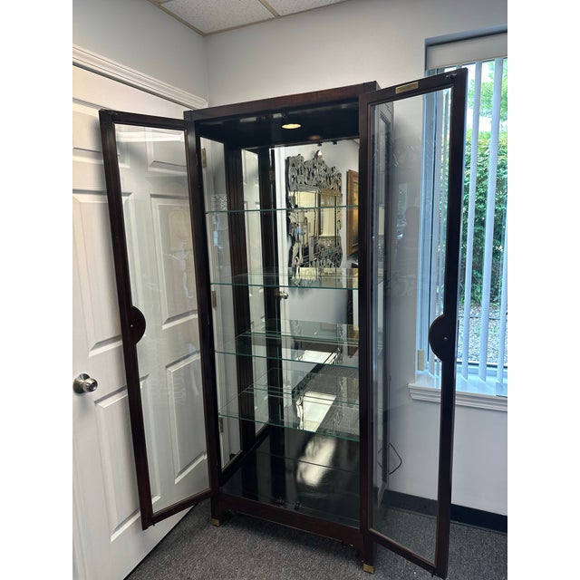 Wood 1980s Vintage American of Martinsville Mahogany Asian Chinoiserie Curio Display Cabinet For Sale - Image 7 of 7