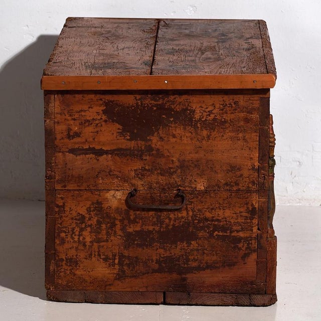 Antique wooden trunk with floral motifs (c.1920) Approximate age: 150 years Material: Pinewood Our antique wooden trunk is...