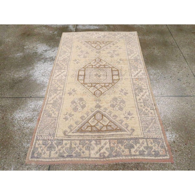 Galerie Shabab Collection Mid-20th Century Turkish Anatolian Accent Rug For Sale - Image 4 of 8