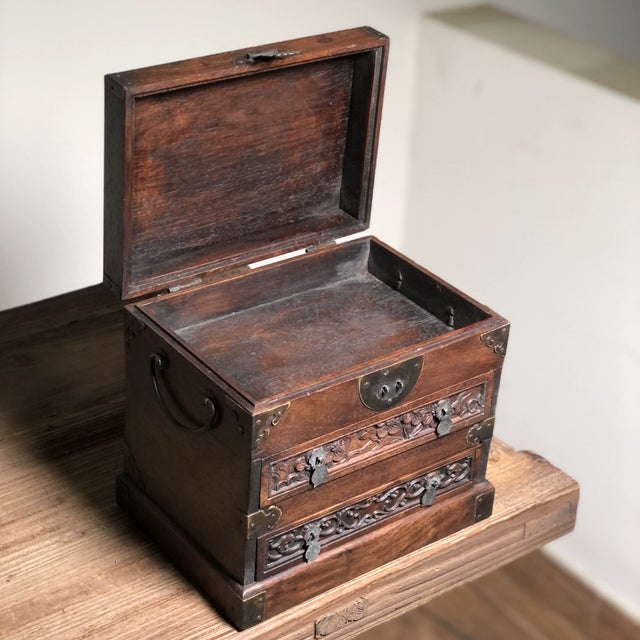 Chinese 1980s Vintage Carved Huali Wood Two-Drawer Jewelry Box For Sale - Image 3 of 9