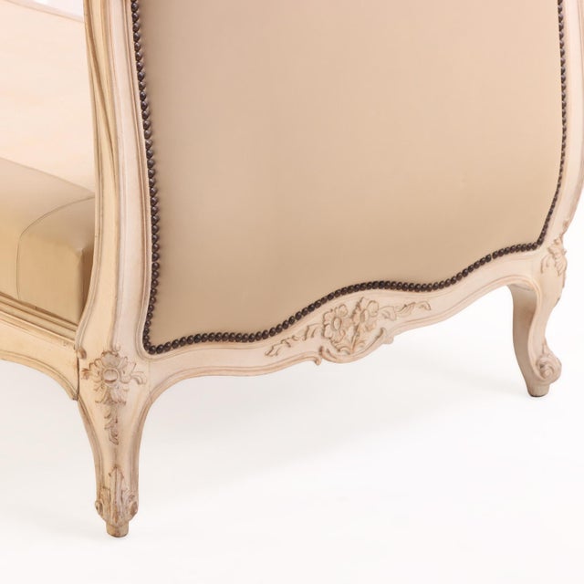 French Painted and Carved Louis XV-Style Daybed, C. 1940. For Sale In Philadelphia - Image 6 of 8