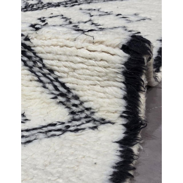 Mid-Century Modern Moroccan Beni Ourain Wool Rug - 5.2 X 3.6 Ft For Sale - Image 3 of 6