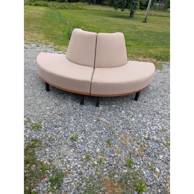 Mid-Century Modern Pair of Jasper Group Curved Serpentine Modular Benches – Mid-Century Modern Inspired Corporate Lounge Loveseats in Two-Tone Tweed Upholstery For Sale - Image 3 of 14