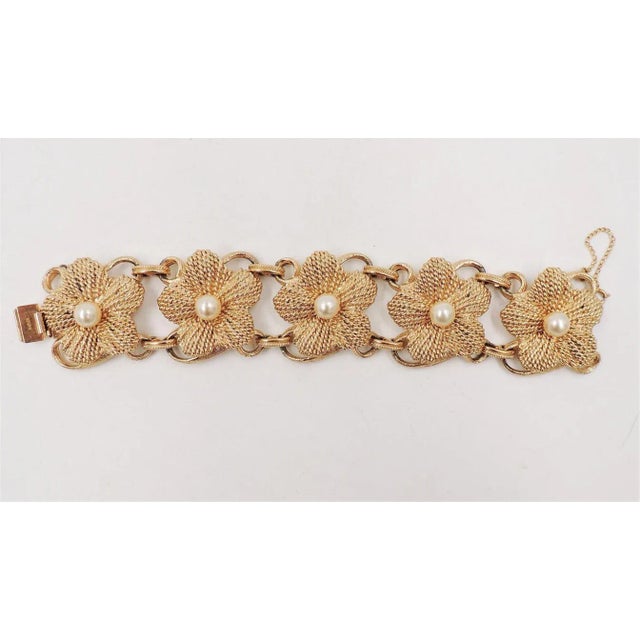 Vintage 1950s Signed Napier Goldtone Faux-Pearl Flower Link Bracelet For Sale In Philadelphia - Image 6 of 9