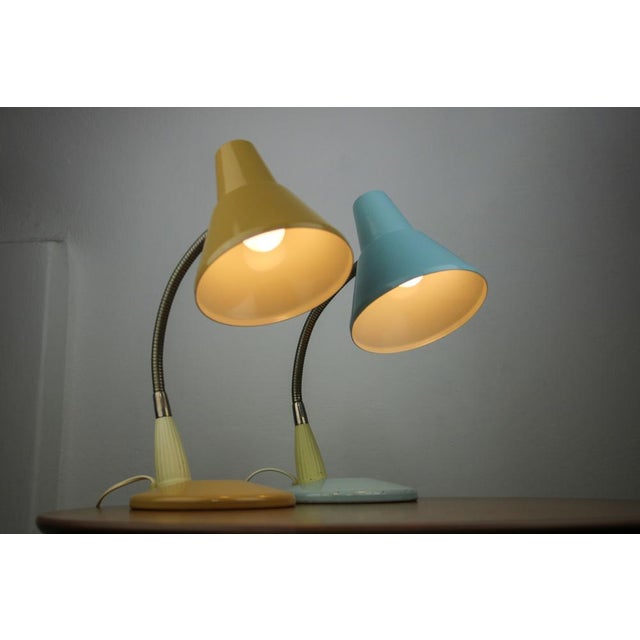 1980s Adjustable Desk Lamp in Blue and Sand Painted Metal and Chrome-Plated Spiral Arm, 1970s, Set of 2 For Sale - Image 5 of 17