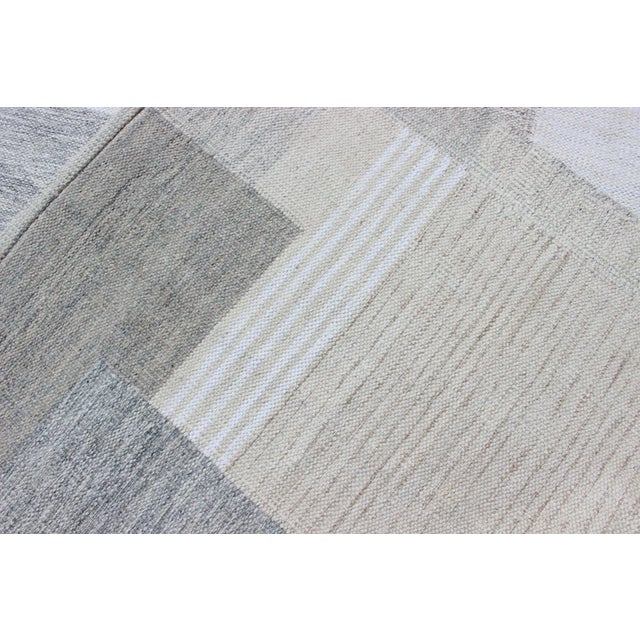 Modern Scandinavian Flat-Weave Rug Design in Gray, Beige, Creams & White Tones For Sale In Atlanta - Image 6 of 13