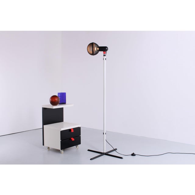 Pop-art influences and a diversivied career as an industrial designer has resulted in this powerful metal floor light...