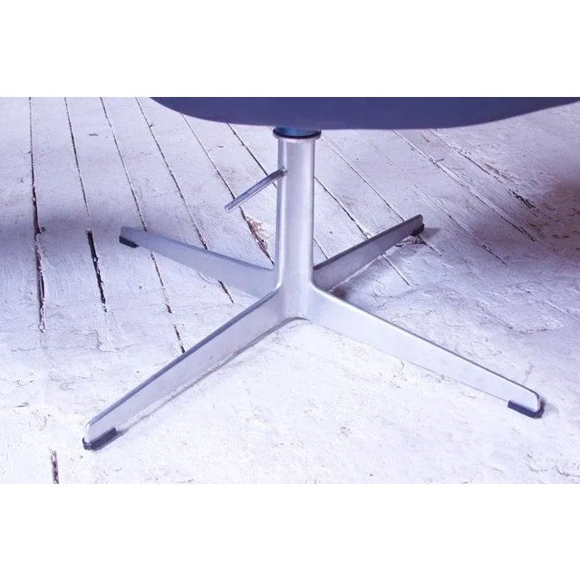 Mid-Century Modern Single 1970s Vintage Swan Chair in Leather & Aluminum by Arne Jacobsen For Sale - Image 3 of 4