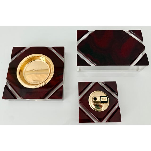 Italian smoker's set from 70's. Made of thick lucite in clear and burgundy faux wood. Good quality and very decorative....