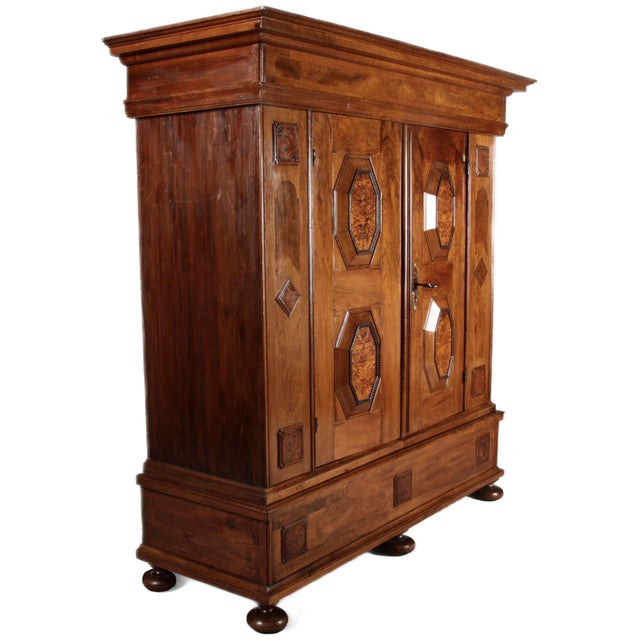 Age/age and origin/origin: The cabinet is probably 4/4 17th century and the origin is Switzerland Mass/dimensions: Height...