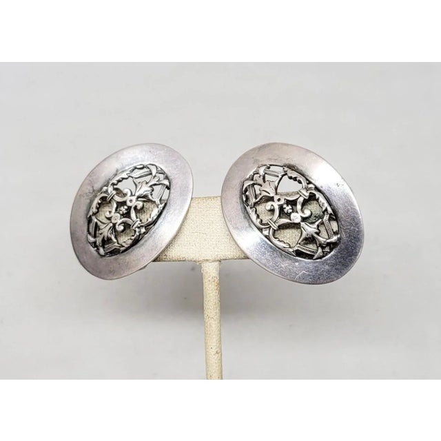 1950s silvertone oval asymmetrical filigree cut out center clip back earrings. Marked "NAPIER PAT. PEND." Measure: 1 inch...