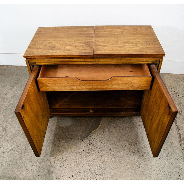 1960s Mid Century Modern Bar Cart Cabinet Server Expanding Top Storage Rolling For Sale - Image 4 of 12