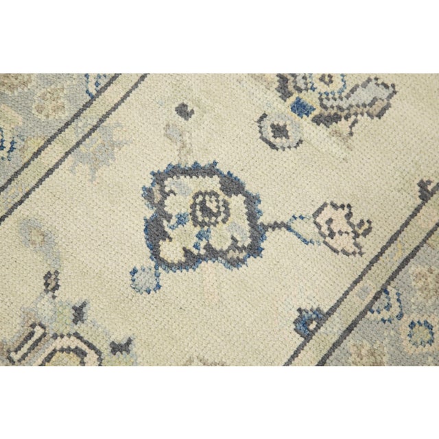 This modern Turkish Oushak rug is a stunning piece of art that has been handwoven using traditional techniques by skilled...