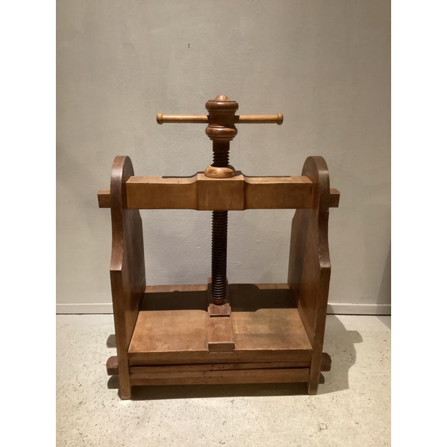 3 loose Wooden plates under it, see picture