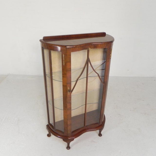 English Art Deco display cabinet on ornate legs, 1930s