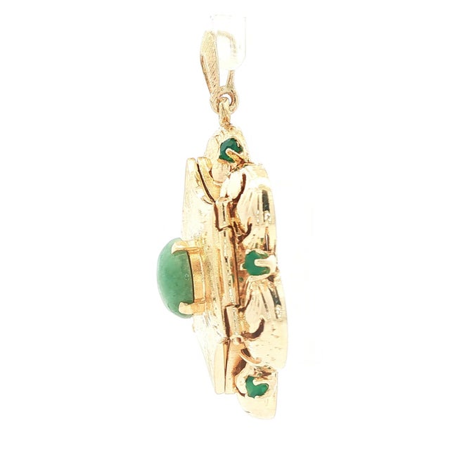 Rococo Mid 20th Century 14k Yellow Gold Locket With Nephrite Jade and Green Onyx For Sale - Image 3 of 4