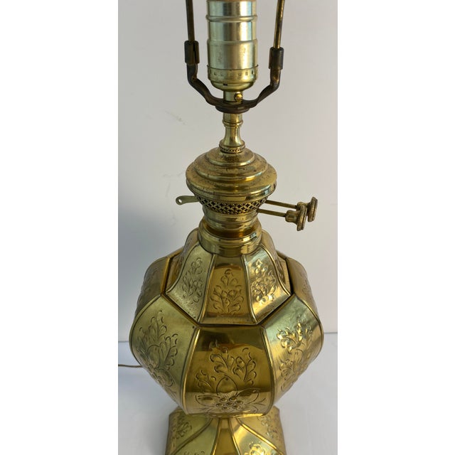 Late 20th Century 20th Century Indian Engraved Brass Table Lamp With Floral Decoration For Sale - Image 5 of 7
