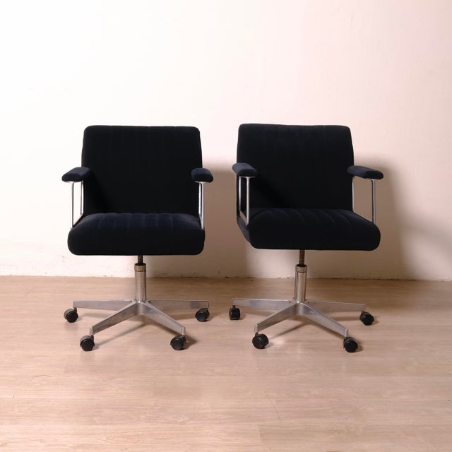 Swivel Desk Chairs in Blue Velvet in the style of Osvaldo Borsani, 1970s, Set of 2 For Sale - Image 6 of 18