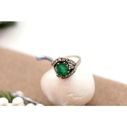 Platinum Ring with Diamonds For Sale - Image 5 of 9