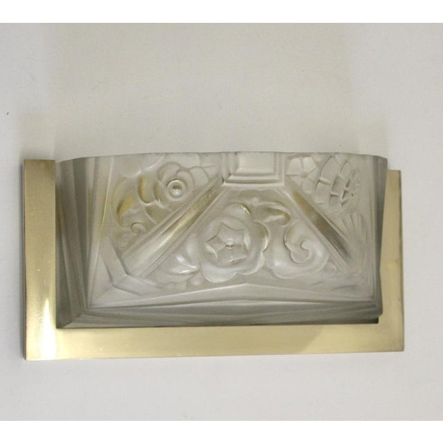Art Deco wall lamp with brass bracket and etched glass shade featuring an Art Deco motif. Very good condition. Separate...