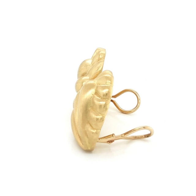 Kieselstein-Cord Vintage 18k Yellow Gold Shell Heart Huggie Earrings For Sale - Image 4 of 6