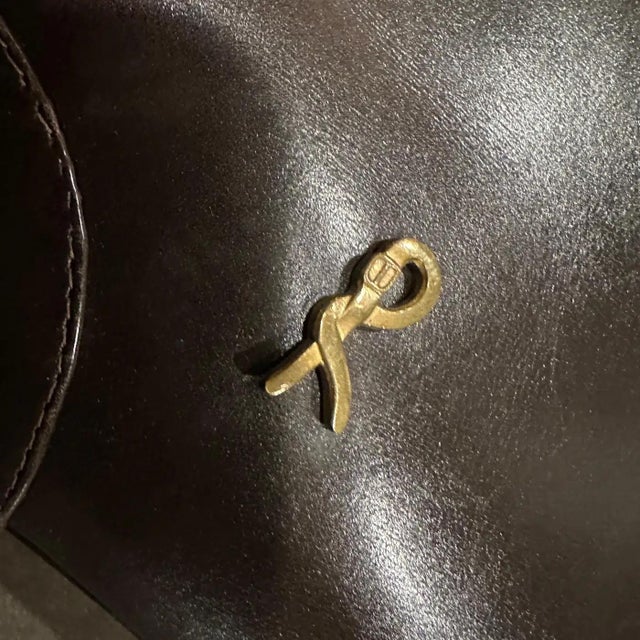 1980s 1980s Iconic Brown Leather and Brass Shoulder Bag by Roberta Di Camerino For Sale - Image 5 of 9