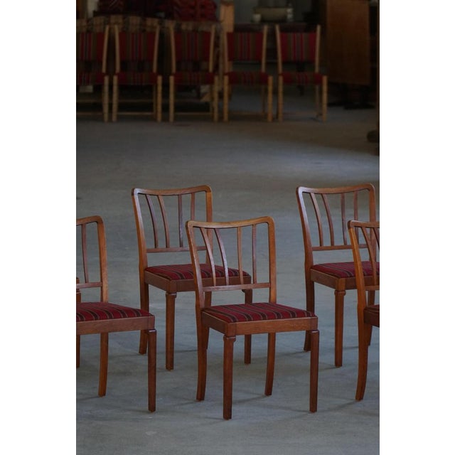 A beautiful set of 6 Scandinavian dining chairs, dating to the mid 20th century, characterized by their elegant...