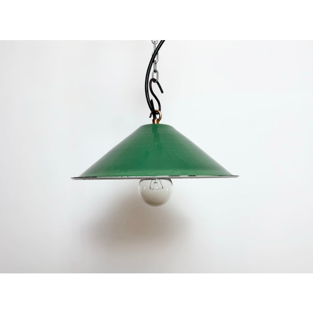 Industrial green enamel factory pendant light made in United Kingdom during the 1950s . White enamel inside the shade....