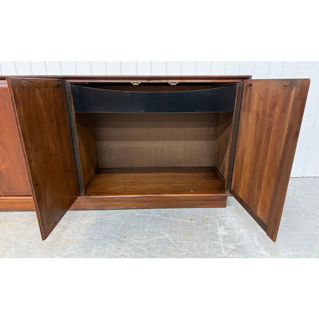 1960s Mid-Century Modern Dillingham Walnut Sideboard For Sale - Image 5 of 8