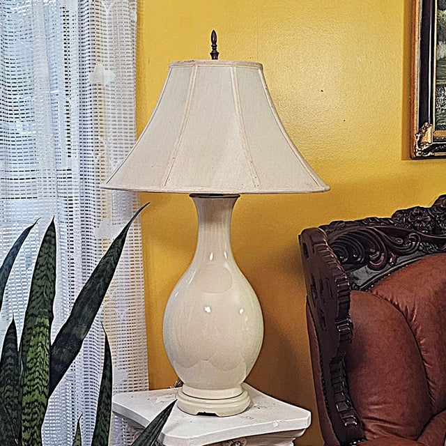 Vintage Cream Ceramic Urn Table Lamp With Brass Accents & Shade - Hollywood Regency For Sale - Image 14 of 18
