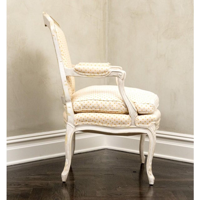 French Early 20th Century Louis XV Style Painted Bergère Armchairs With Down Cushions – Pair For Sale - Image 3 of 14