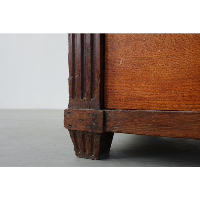 French Louis XVI Oak Commode with Fluted Corner Posts and Brass Handles, 1800 For Sale - Image 6 of 12