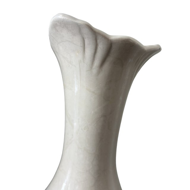 Ceramic Vintage Shawnee Pottery Attributed White Vase – Ruffled Rim Opalescent Glaze Mid-Century American Art Pottery For Sale - Image 7 of 10