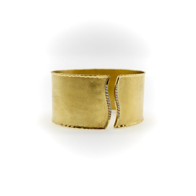 Contemporary Marika Desert Gold 14k Gold Cuff Bracelet With Diamond Wave For Sale - Image 3 of 12