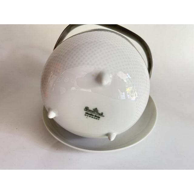 Rosenthal White Gravy Boat with Plate by Tapio Wirkkala for Rosenthal, 1982, Set of 2 For Sale - Image 4 of 7