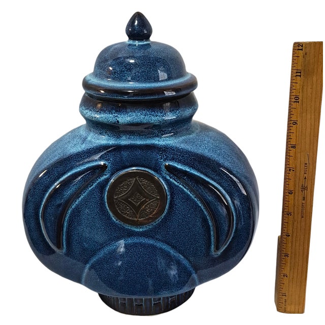 Late 20th Century Asian Chinoiserie Blue Pottery Lidded Ginger Jar W/Medallion Center Decoration For Sale - Image 5 of 11