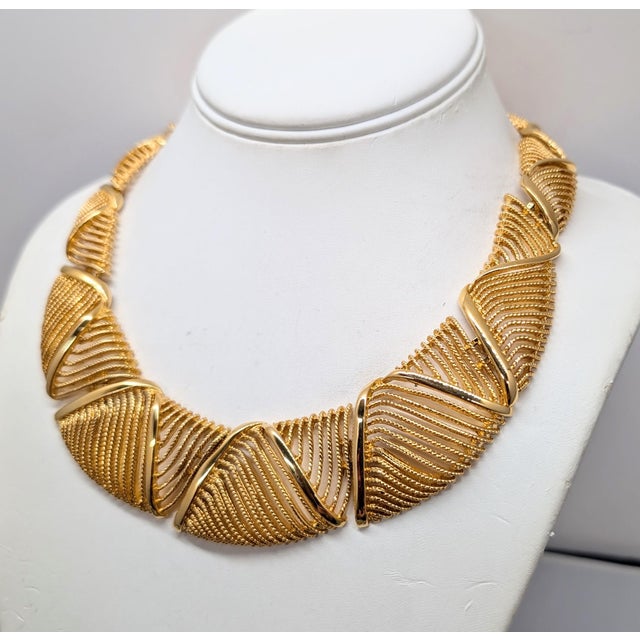 Gold Vintage Signed Napier Goldtone Openwork Wavy Link Collar Necklace For Sale - Image 8 of 16