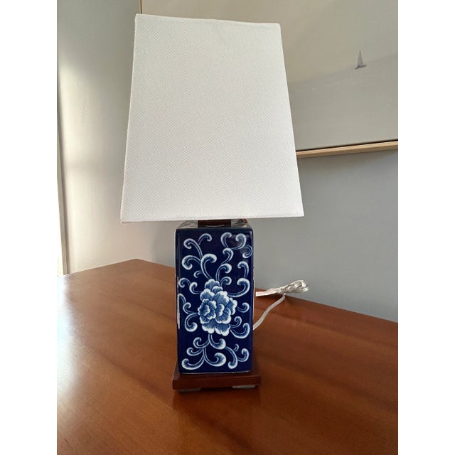Ralph Lauren Blue & White Chinoiserie Porcelain Table Lamps, Pair – Peony Motif, Wood Bases & Classic Designer Elegance For Sale - Image 6 of 13
