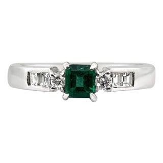 Vintage Natural Colombian 0.21 Carats Emerald and Diamond Platinum Ring, Size 6 For Sale