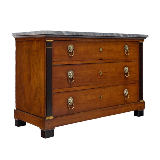 An exceptional French chest of drawers from the Consulat to early Empire period, circa 1800. This refined Empire commode...