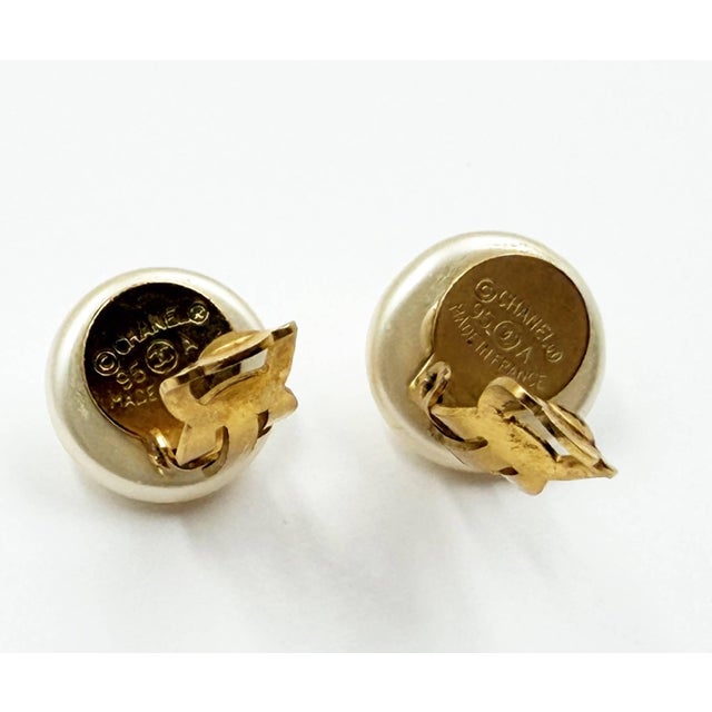 Chanel 1990s Chanel Classic Gold Plated CC Small Pearl Clip on Earrings, A Pair For Sale - Image 4 of 4