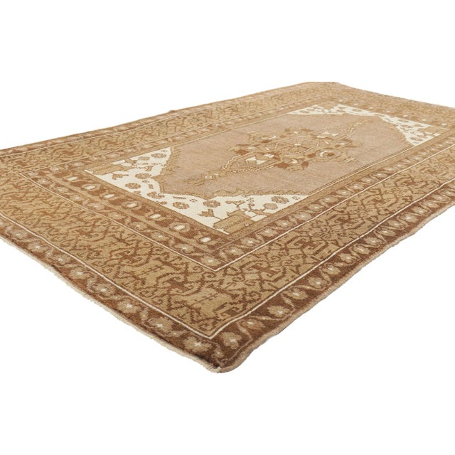 52958 Vintage Turkish Oushak Rug, 03'11 x 06'11. Effortless beauty and simplicity meet soft, bespoke vibes with a modern...
