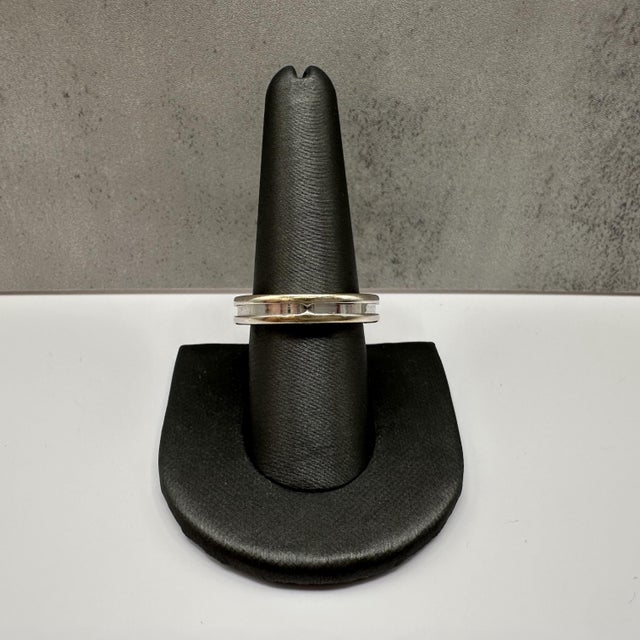 This designer Bvlgari B.zero1 One Band ring is crafted in luxurious 18kt white gold and showcases one of the brand's most...